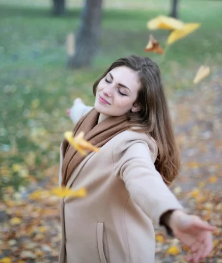 Uma mulher leve e livre depois de se curar da depressão